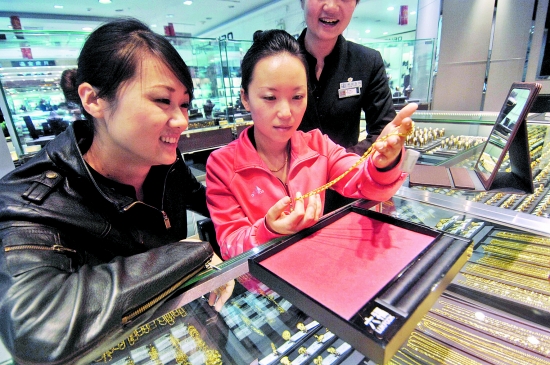 消费者在选购黄金首饰