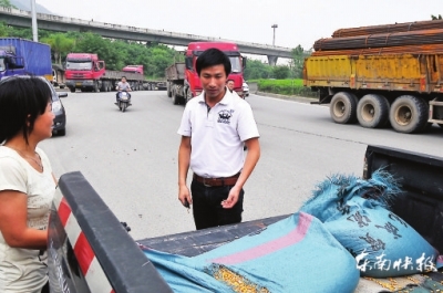 周先生将两袋玉米送还