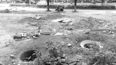 路边窨井盖缺失。