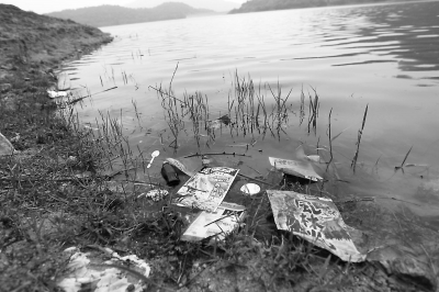 后桥水库钓鱼点随处可见钓鱼者丢弃的杂物。本报记者