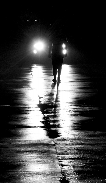 行人在远光灯的照射下会形成视觉盲区。本报记者陈明