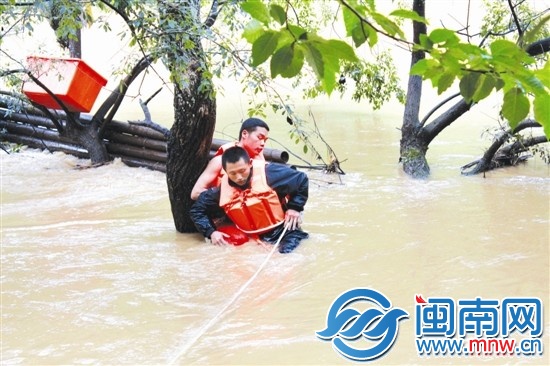 三明明溪县 昨日上午，下周新轮袭明溪县夏坊乡一男子（前）划