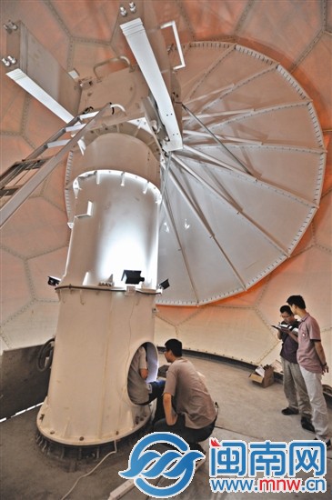 工作人员在调试光纤线路