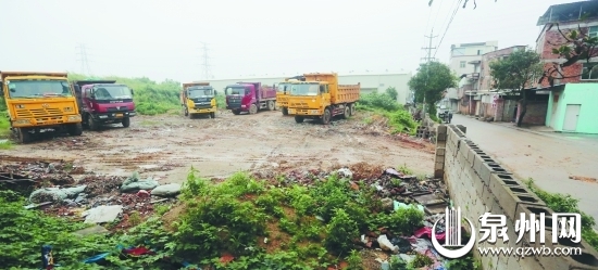 一些土方车将车停在社区空地，每天频繁出入社区道路