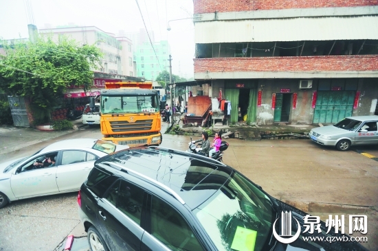 一些土方车途经社区道路时速度非常快