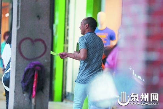 巴比娜美美容店工作人员在中山路发传单拉客