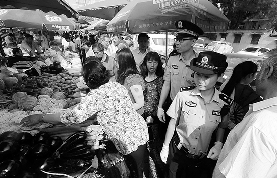 今天上午，在1号线地铁天安门东站，持枪民警在进出站口检查乘客身份证