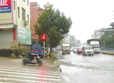 省道308线与溪美莲塘村交叉路口已安装灯控设施，交