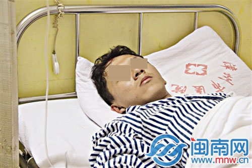 15岁的陈元立躺在病床上，不安地等着父亲的消息
