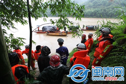 江面离路面六七米，消防等救援人员在江上打捞