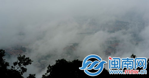 从清源山上望向泉州市区西湖方向，云雾缭绕