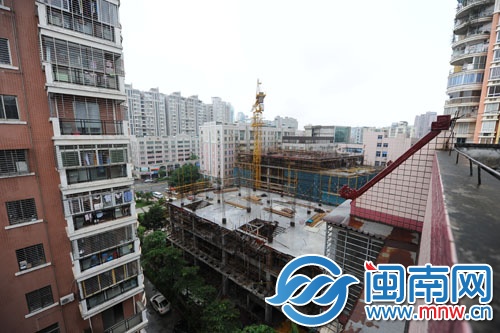 周边都是居民区，工地太早施工影响考生休息