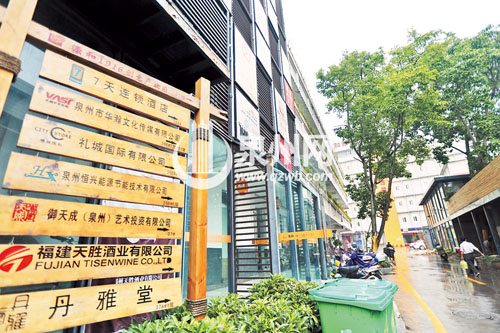 附近的路标上标注仍是“七天连锁酒店”