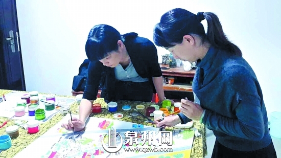 为求手绘图全面且精细，义工们需要付出大量的劳动