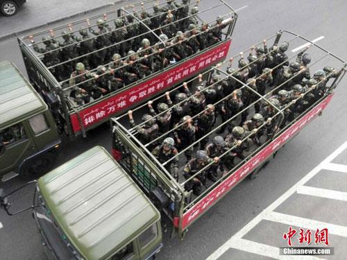 乌鲁木齐举行誓师大会，展示反恐决心