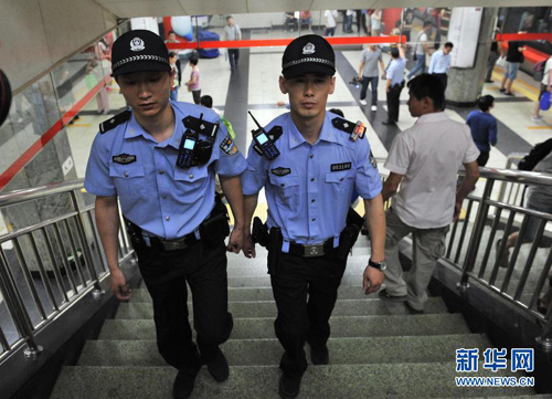民警首次配枪在天安门附近五地铁站巡逻