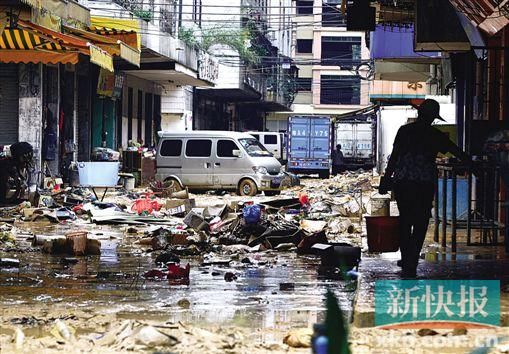 昨日,从化温泉镇断水断电,大量淤泥堆积在街道上,一