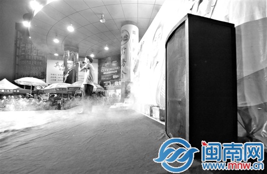 占道搭台叫卖凉茶1