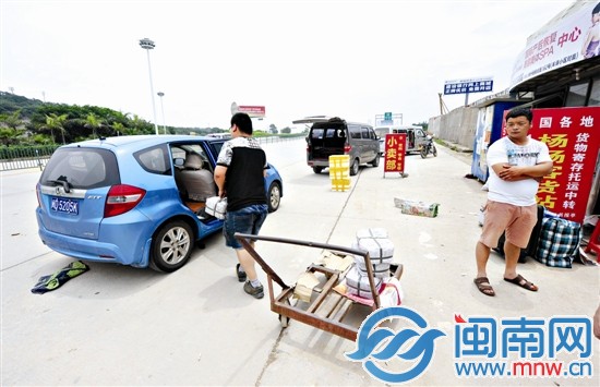 沈海高速泉州出口外 国道成了停车场