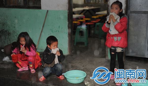 早上6点，孩子们在食堂外打水洗脸