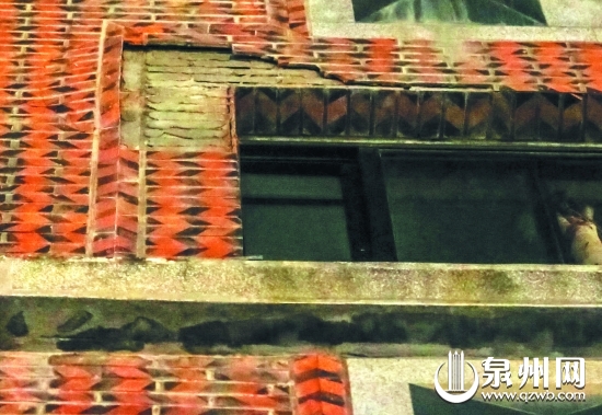 砖块脱落,墙壁裸露