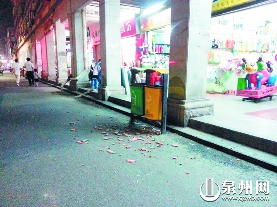 地面上散落着掉下的碎砖块