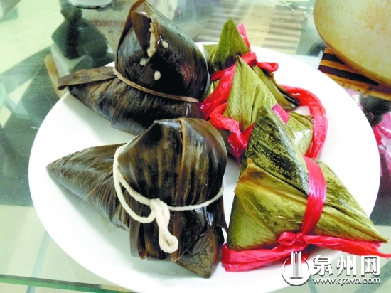 用塑料绳捆扎的粽子（右）不利健康