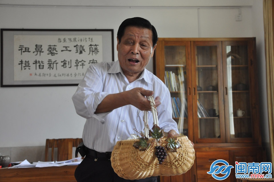 陈清河向记者讲述安溪藤铁业的发展历程 副本