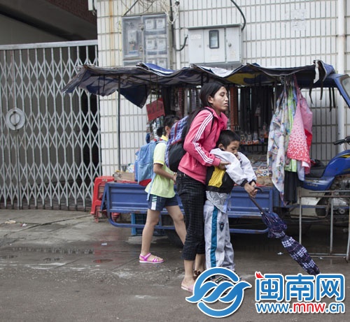 回家的路上,儿子又跌倒了,母亲用力将他抱起