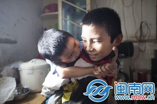 每次摔倒，哥哥就将弟弟抱起