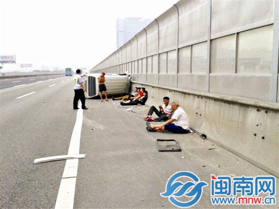 面包车爆胎侧翻,车上7人均不同程度受伤