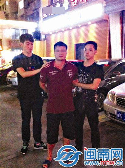 民警抓获嫌疑人现场