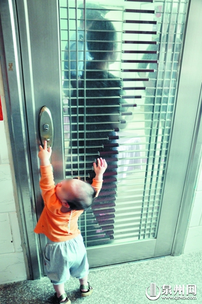 爷爷奶奶关门不让保姆和小泽进门