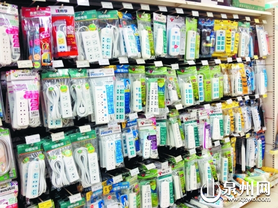 大型超市里售卖的插座品牌众多,但都是新国标插座