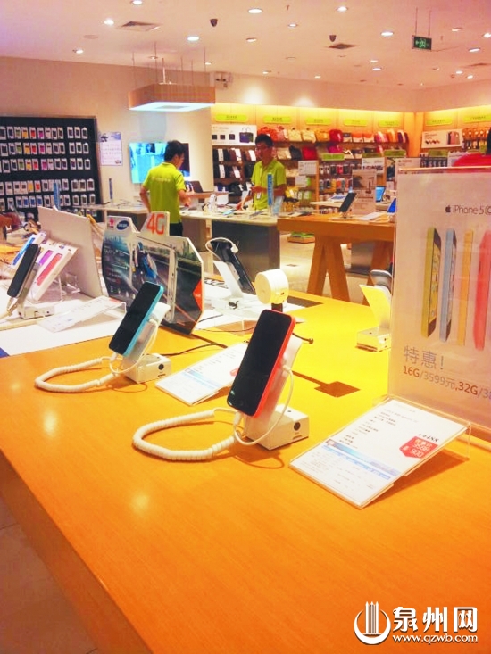 一家电子产品店展示的手机和配件