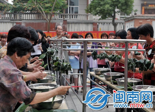 双塔社区包粽子比赛现场