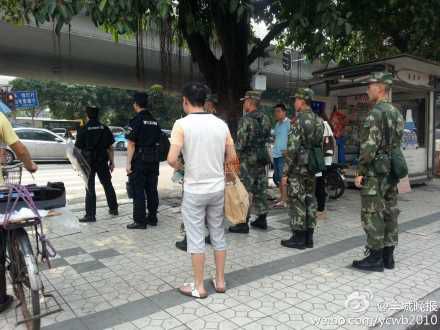 广州一男子客运站持半米长刀