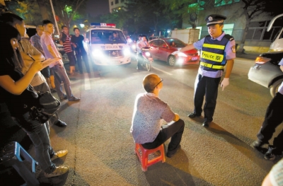 违规的司机现场体验被远光灯照射的感觉。本报记者陈