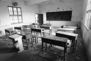 学生们从旧的教室(下图)搬进了宽敞照亮的新教室