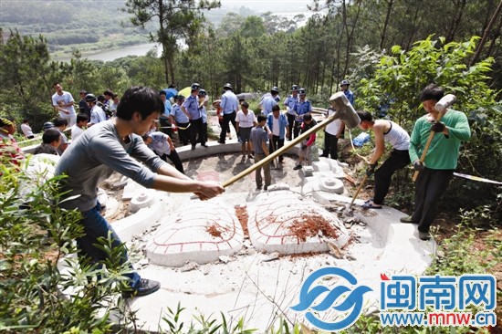 执法人员昨日拆墓现场