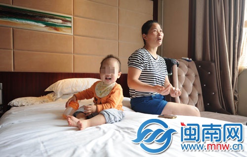 一个人带着孩子住在酒店，郭阿姨很焦急
