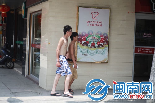 天气热，有人打起光膀子