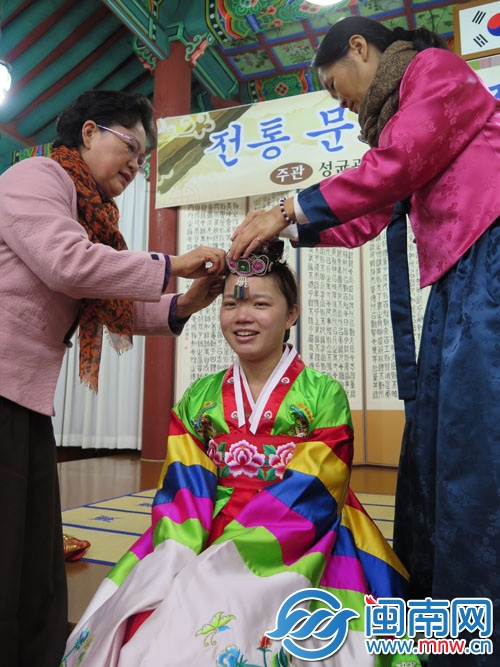 海都观察团成员在韩国光州体验韩服文化