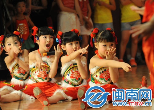 幼儿园的小朋友的表演萌态百生