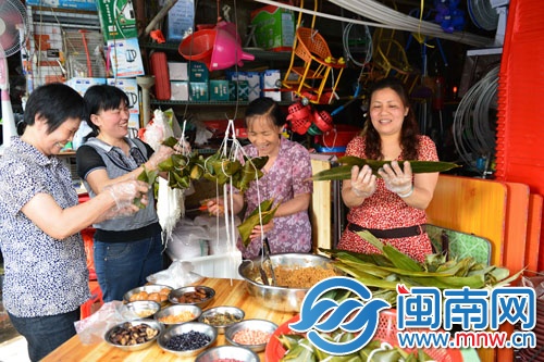 凤山社区的阿姨们正为绑粽大赛做准备