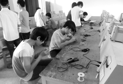 学生们正在进行电路焊接比赛。