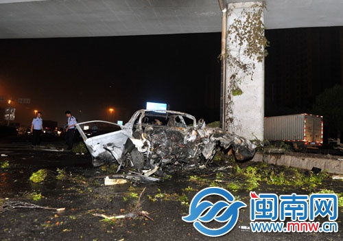 白色轿车被烧得只剩一片灰烬