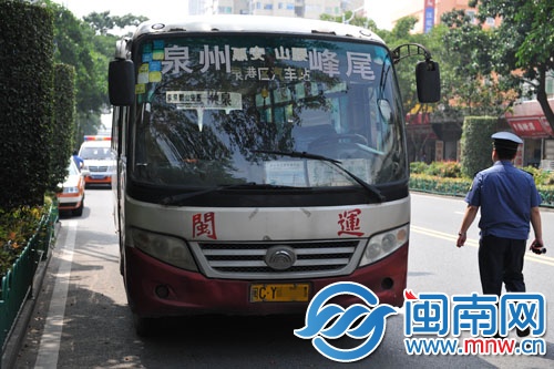 这辆客车在距中心站仅100多米的小区门口揽客上车