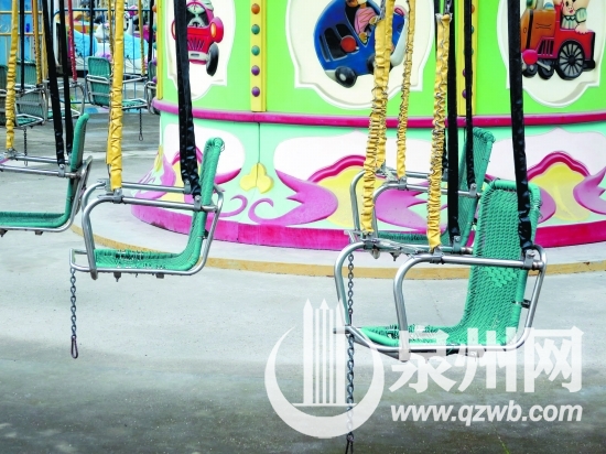东湖公园儿童游乐园一个“摇摆”项目