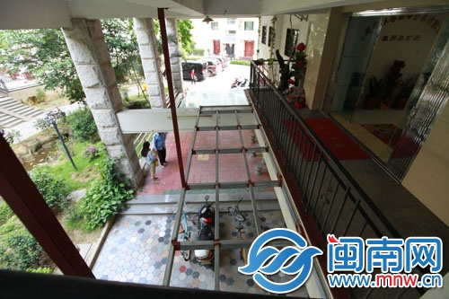 准备搭盖阳光房的钢架框